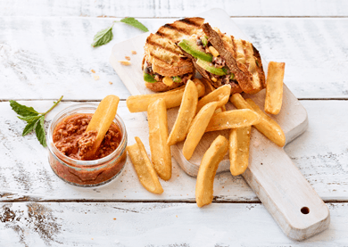Sandwich à la Mexicaine accompagné de frites Côté Brasserie