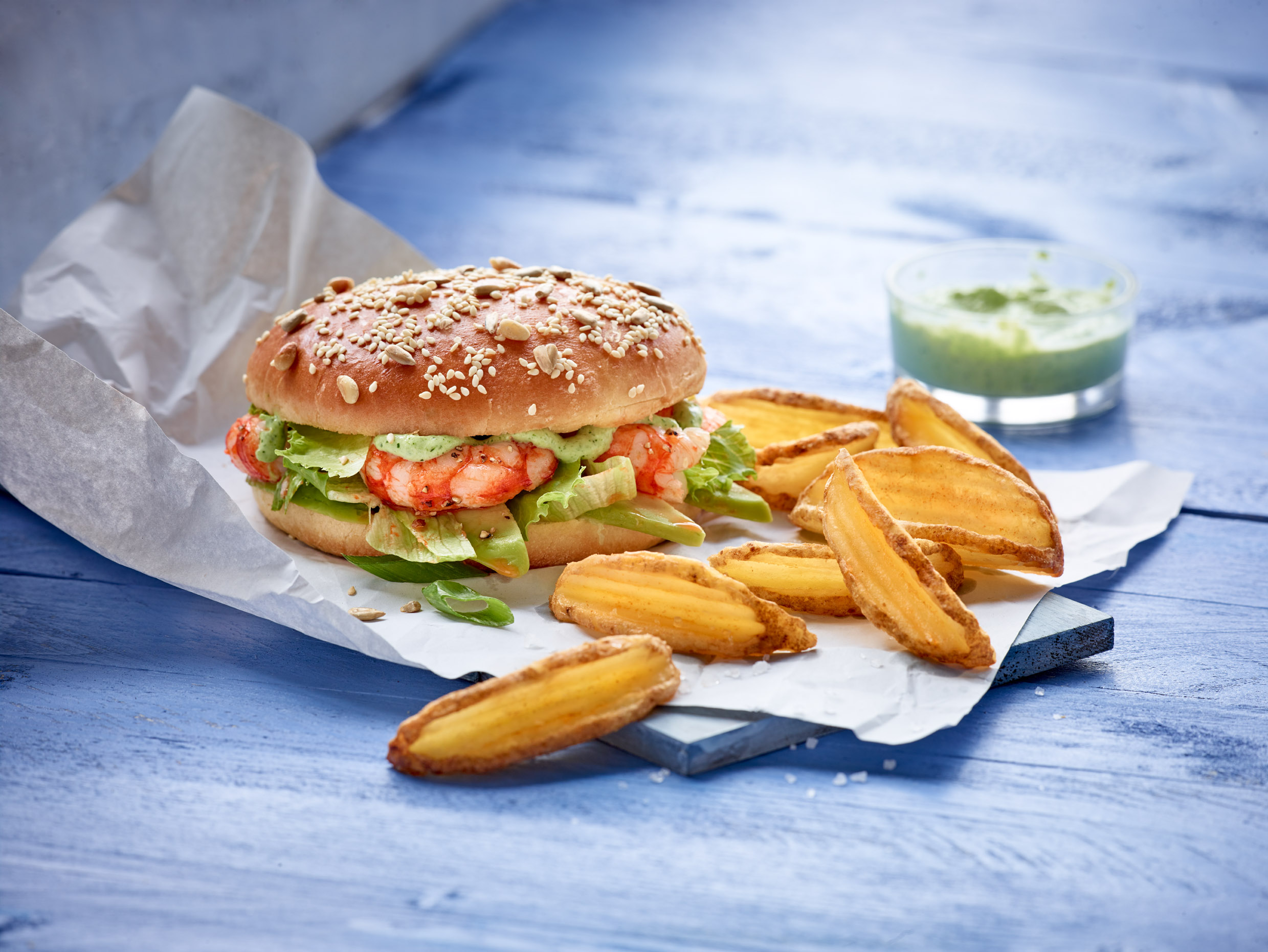 Burger aux crevettes et sauce Pesto accompagné de Crispers