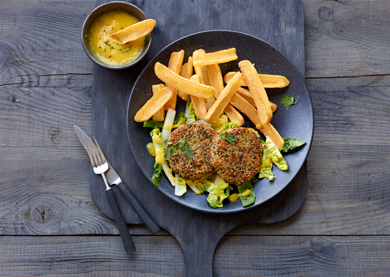 Galettes de Quinoa avec une sauce épicée à la mangue et des frites Côté Brasserie.