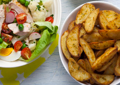SALADE DE PRINTEMPS ET COUNTRY POTATOES AUX HERBES