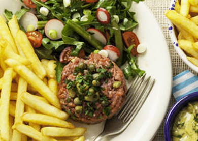 STEAK TARTARE, SALADE MIXTE ET FRITES McCain TRADITION