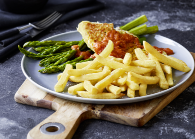 FILETS DE DINDE À L’ANANAS ET AUX ASPERGES VERTES, ACCOMPAGNÉS D’INSTANT FRITES