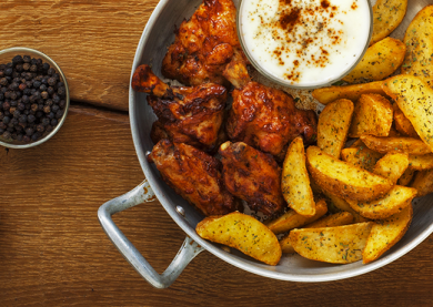 AILES DE POULET AU PAPRIKA, SAUCE YAOURT ET POTATOES COUNTRY