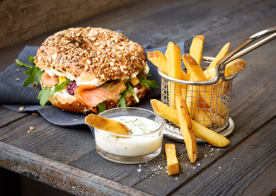 Bagels au saumon et au fromage à la crème accompagnés de frites Côté Resto