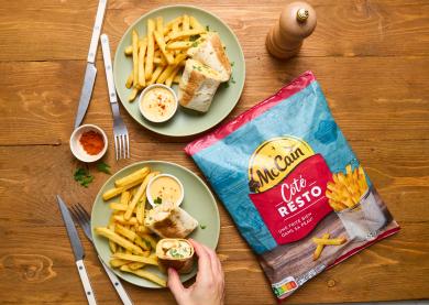 Wrap au poulet, sauce fromage et frites