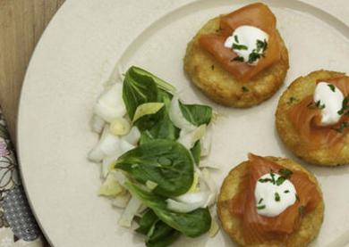 Rösti au saumon fumé, sauce au raifort
