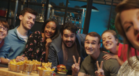 Un repas entre amis autour des frites Bistro Style pour un moment convivial et agréable 