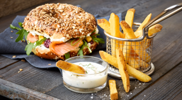 Bagels au saumon et au fromage à la crème accompagnés de frites Côté Resto