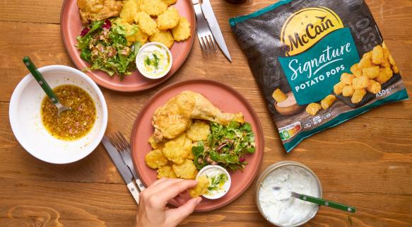 Smashed potato pops, poulet & salade