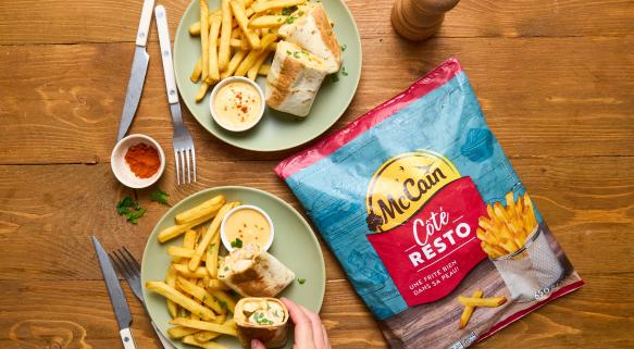 Wrap au poulet, sauce fromage et frites